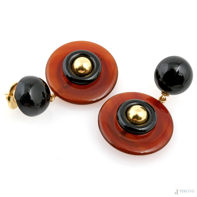 Coppia di orecchini Decò in oro e resina, cm 5, peso complessivo lordo gr 26,5  - Asta ASTA A TEMPO | PICTA MANENT - Aste Pirone