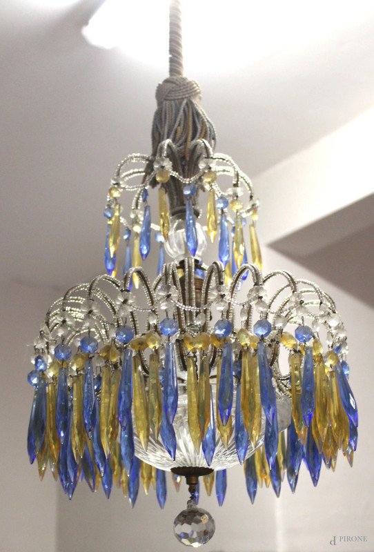 Lampadario con gocce in cristallo nei toni dell'arancio e del blu, XX secolo.  - Asta ASTA DI ARTE MODERNA E ANTIQUARIATO - Aste Pirone