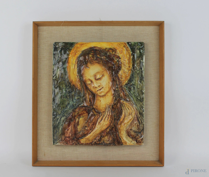 Madonna in preghiera, placca in ceramica smaltata, cm. 32x28, XX secolo, entro cornice.  - Asta SECONDA TORNATA D' ASTA A TEMPO DI FINE STAGIONE - Aste Pirone