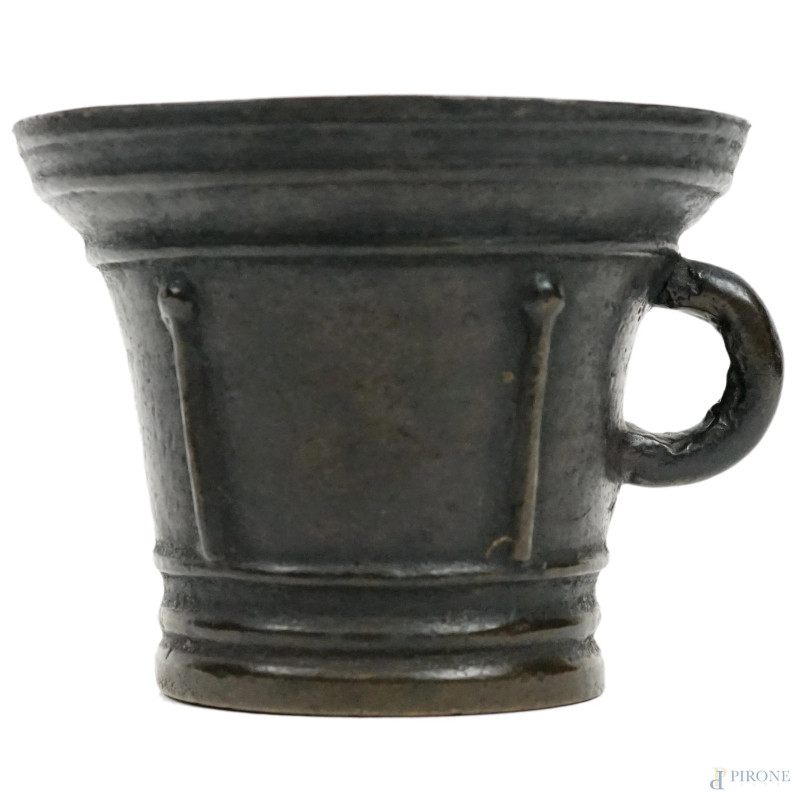 Mortaio in bronzo, XVIII secolo, cm h 11,5x15, (segni del tempo)  - Asta ASTA A TEMPO DI ANTIQUARIATO E ARTE MODERNA – DUE SESSIONI - Aste Pirone